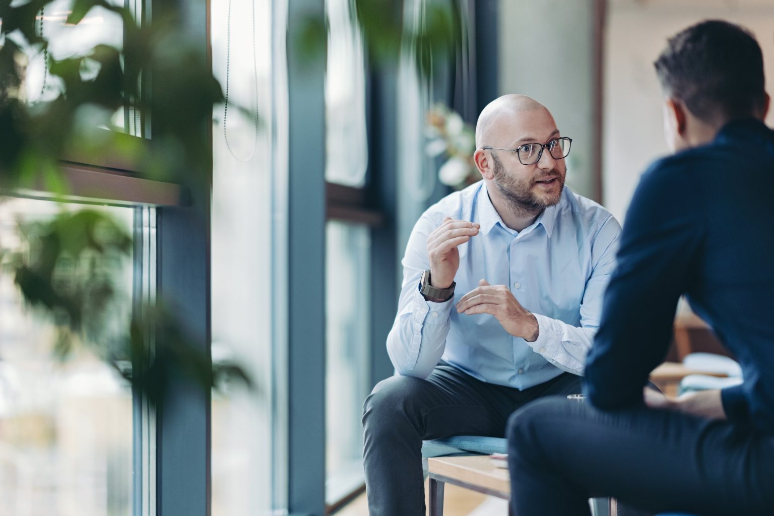 Start IT-Berater im Gespräch mit einem Kunden