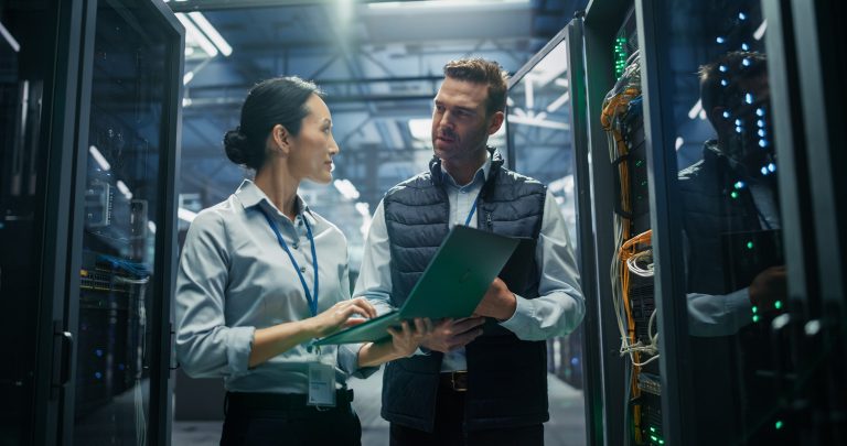 News IT-Sicherheitsexperten im Serverraum