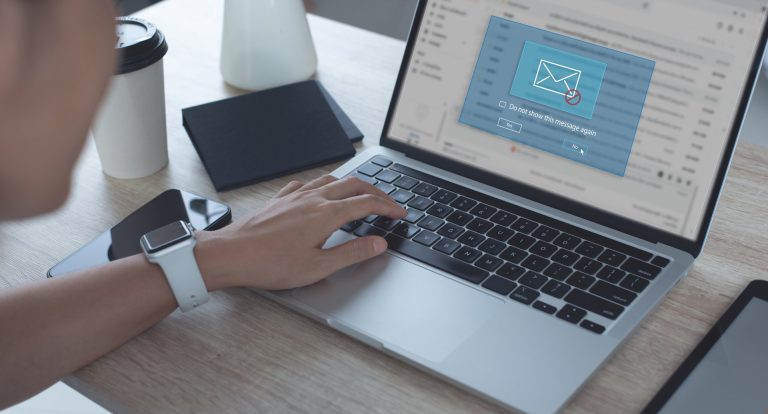 News Laptop mit Warnhinweis zu einer verdächtigen E-Mail