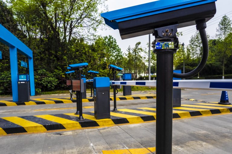 News Schranke mit Kamera an einer Parkplatzzufahrt