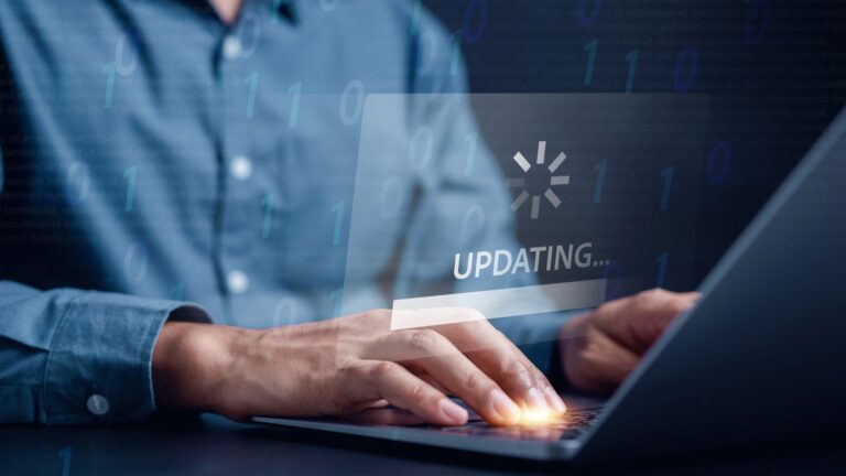 News Laptop mit Update-Fortschrittsanzeige als Symbol für das Supportende von Windows 10